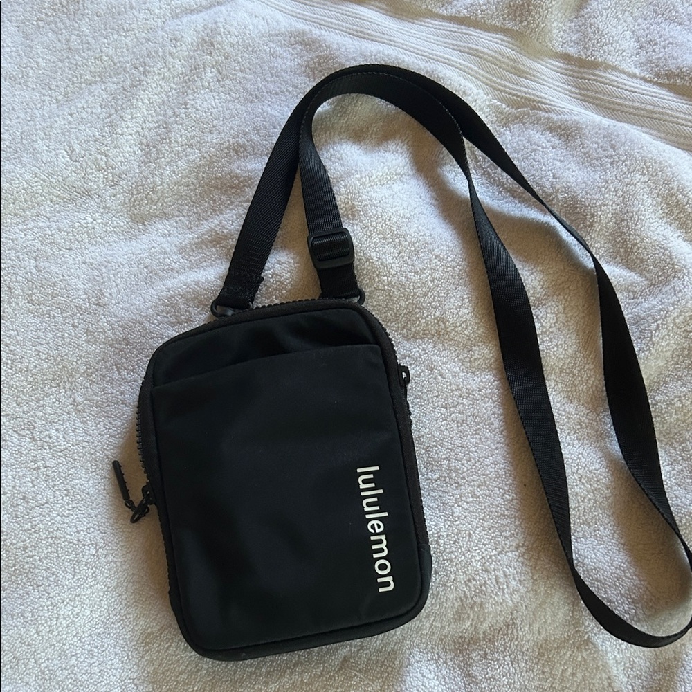 Lululemon  Vertical Crossbody